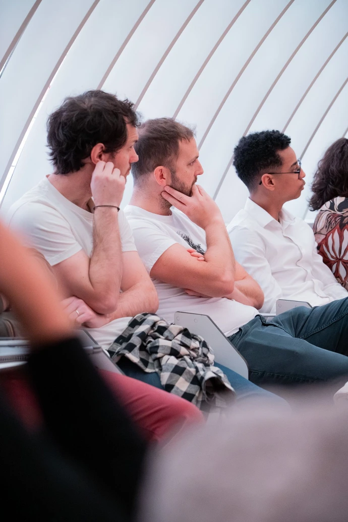 Un groupe d'apprenants attentifs à un cours